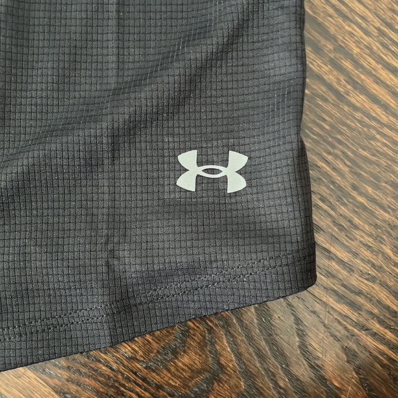 Under Armour women’s workout tank - Picture 6 of 9